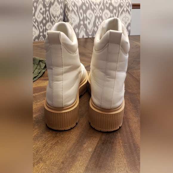 Qupid Women's Off White and Tan Combat Lace-Up Boots Chuncky Sole Size 7 - Picture 8 of 15